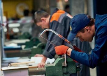 Роботодавці шукають «кваліфікованих робітників з інструментом», а серед шукачів роботи до 60% мають вищу освіту – Новини Кам’янське