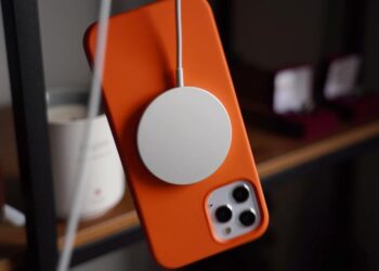 Слух: Apple не будет ограничивать мощность беспроводных зарядок сторонних производителей в iPhone 15 и iPhone 15 Pro