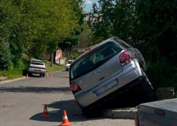 У Кропивницькому не розминулися дві автівки, розлетівшись на різні краї узбіччя