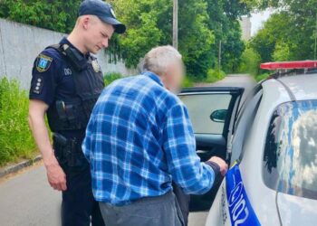 У Рівному патрульні допомогли дідусю дістатися домівки