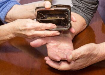 В Кам’янському затримали чоловіків, що вдерлися у квартиру до пенсіонерів та пограбували їх – Новини Кам’янське