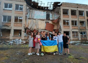 Випускний під зруйнованою школою: школярі Херсонщини закінчують навчальний рік