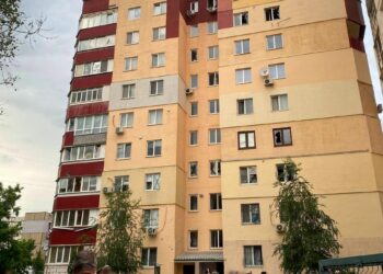Внаслідок обстрілу Херсона постраждала багатоповерхівка