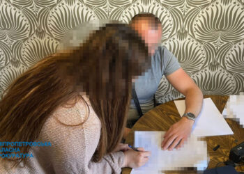 Чиновниць з міськради Дніпра підозрюють у розтраті 3 млн грн бюджетних коштів на закупівлю непридатних шкільних меблів – Новини Кам’янське