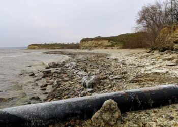 Людей закликали не ходити на берег Каховського водосховища через небезпеку для життя