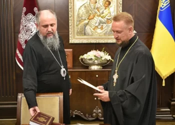 Херсонський священик долучився до ПЦУ: Епіфаній вручив відповідні Укази