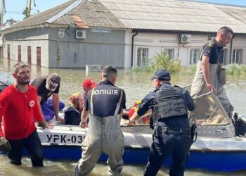 Як херсонців рятували з затоплених будинків