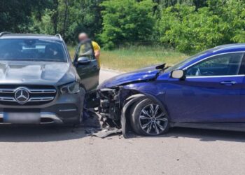 Кропивничанка на інфініті врізалася у зустрічний мерседес