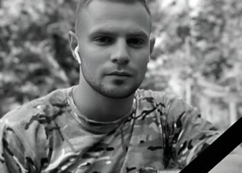 На Бериславщині прощаються з військовим, що загинув на Запоріжжі