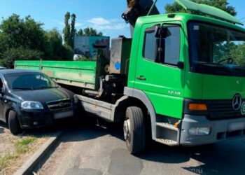 На Бобринецькому шляху в Кропивницькому вантажівка догнала легковик