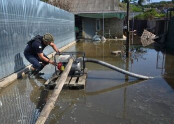 На Херсонщині продовжують відкачувати воду з затоплених будинків