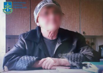 На Херсонщині затримали жінку, яка разом з озброєними російськими солдатами збирала голоси на референдумі