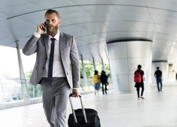 На яку дату формується податковий кредит на підставі податкових накладних, що додаються працівником до звіту про використання коштів, в