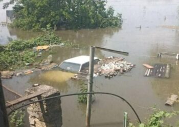 Російські військові мародерять у затоплених селах на лівому березі Дніпра