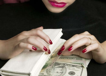 В Кам’янському районі жінка змушувала продавців повертати гроші за товар, оплату за який підтверджувала підробленими чеками – Новини Кам’янське