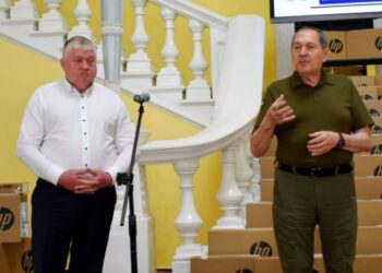 Вчителі Кропивницького отримали ноутбуки від корпорації World Vision International