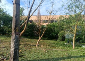 Внаслідок обстрілів у Херсоні пошкоджено будівлю навчального закладу