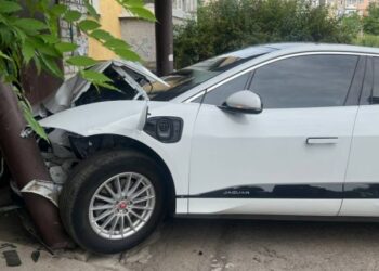 Водійка на ягуарі заїхала в під’їзд у Кропивницькому