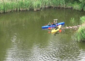 З затопленого лівобережжя Херсонщини російські військові втікають на байдарках (відео)