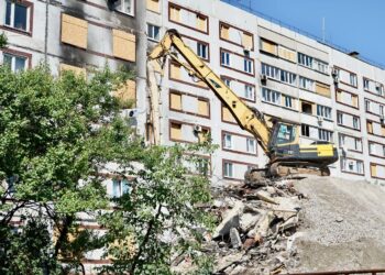 В обстріляному будинку в Запоріжжі демонтують аварійні конструкції | Запорозька