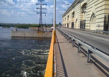 Екологічна інспекція щоденно відбирає проби води в Херсоні для проведення спостережень