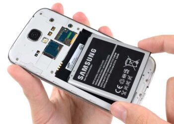 ЕС обязал производителей перейти на съемные аккумуляторы во всех смартфонах к 2027 году