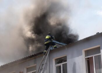 Офісні та складські приміщення горіли у Херсоні після обстрілів