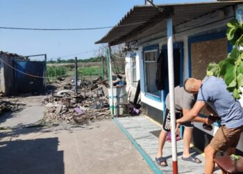 Постраждалі від обстрілів будинки у селі на Херсонщині почали відновлювати