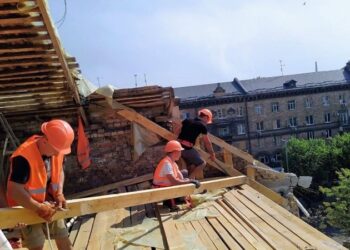 Постраждалі від обстрілів будинки відновлюють у Запоріжжі
