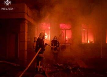 Рятувальники показали, як ліквідовували пожежу у зруйнованому рашистами будинку в Одесі (фото) — Одеса