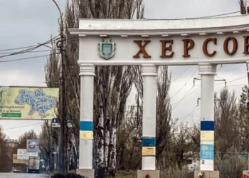 Російські загарбники обстріляли гуманітарний штаб та будинки у Херсоні