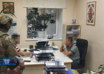 У Дніпрі посадовця комунального підприємства міськради викрили на отримані хабаря 2,4 тис. доларів – Новини Кам’янське