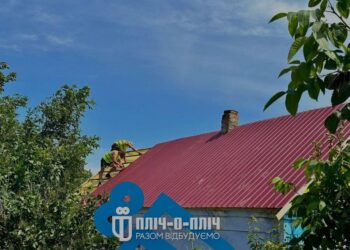 У селі Правдине на Херсонщині відновлюють пошкоджені будинки дві бригади з Полтави (фото)