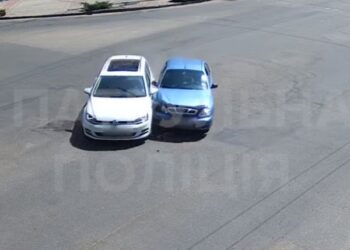 Водій фольксвагена зіткнувся з деу на вулиці Чикаленка в Кропивницькому