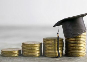 Чи має право на податкову знижку за навчання дитини один із батьків, який фактично оплатив навчання, якщо договір укладений між навчальн