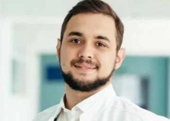 «Дуже радів, коли вийшов на роботу», – спомин про лікаря, якого вбили росіяни обстрілюючи Херсон