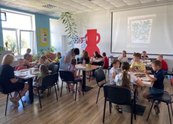 Херсонських дітей навчають петриківському розпису в Хмельницькому