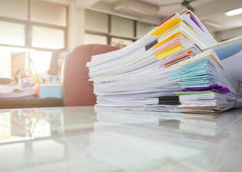 Які документи потрібно подати управителю майна до контролюючого органу для взяття на облік договору управління майном?