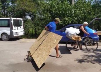 Мешканці Зимівника на Херсонщині отримали будівельні матеріали для відновлення після затоплення