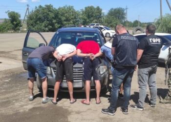 На Одещині іноземці перевозили у підлозі легковика в Молдову двох українців