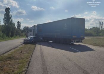 Патрульні склали протокол на водія вантажівки, який спричинив ДТП