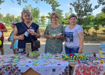 Солодощі, хендмейд та соління: на Одещині школярі зібрали 53 тис грн на ЗСУ під час ярмарку (фото) — Одеса
