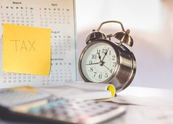 У який термін здійснюється взаємний обмін інформацією між ЄДР і податковими органами стосовно відомостей про юридичних осіб та ФОП?