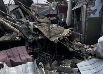 У Комишанах за ніч пошкоджено обстрілами більше 60 будинків (фото)