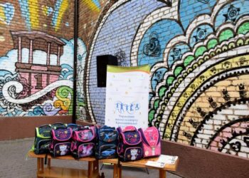 У Кропивницькому дітям захисників вручили рюкзаки та сертифікати на шкільне приладдя