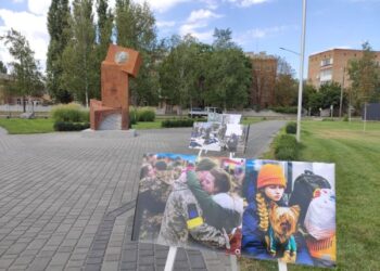 У Новомиргороді відкрили скульптуру «Зсув», яка відображає трансформацію емоційного стану людини