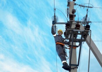 У постраждалому від затоплення районі Херсона почали підключати будинки до електропостачання