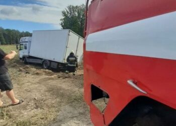 Знам’янські рятувальники допомогли водію вантажівки вибратись із узбіччя