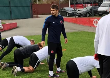 Неспортивна поведінка у Першій лізі: форвард Діназа вдарив арбітра головою в груди — Футбол