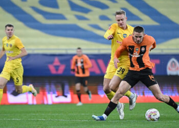 «Дніпро-1» обігрує «Шахтар» і очолює турнірну таблицю